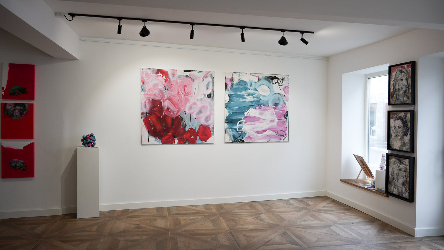 Abstrakte Kunst von Susanne Kirsch mit expressiven Farbflächen in Rot und Blau