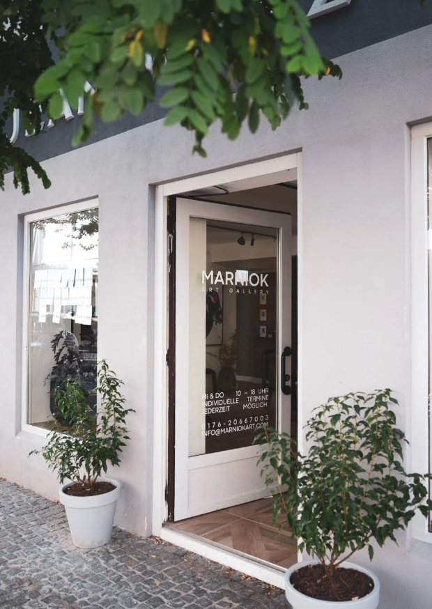 Außenansicht der Marniok Art Gallery in Hochheim am Main mit Eingangsbereich und Galerie-Schaufenster