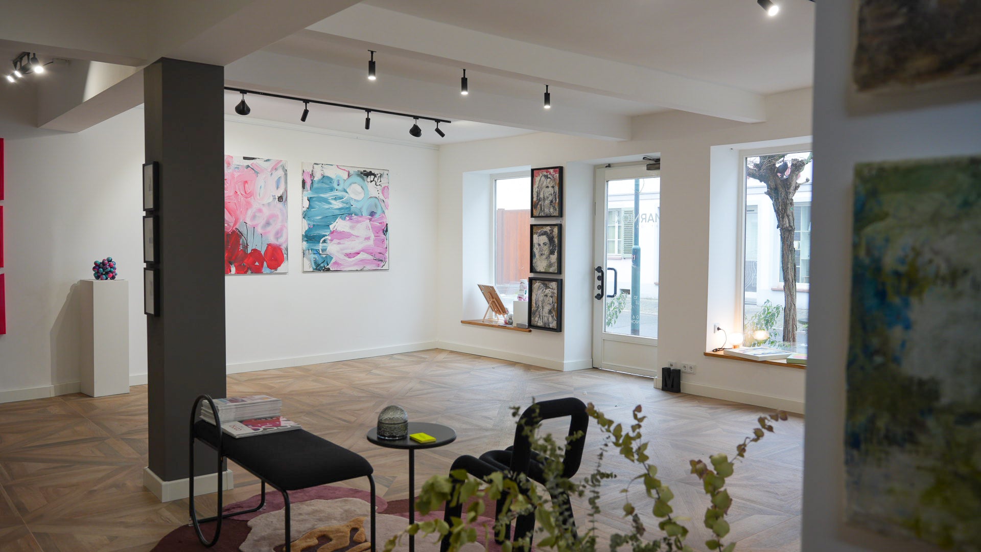 Innenansicht der Marniok Art Gallery mit moderner abstrakter Kunst, gerahmten Arbeiten und Ausstellungsraum in Hochheim am Main