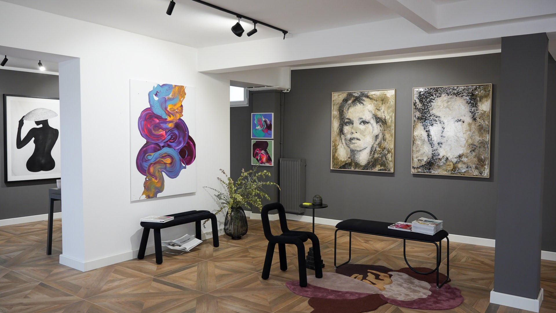 Innenansicht der Marniok Art Gallery in Hochheim am Main mit moderner Malerei, abstrakter Kunst und Portraitwerken an grauen Wänden