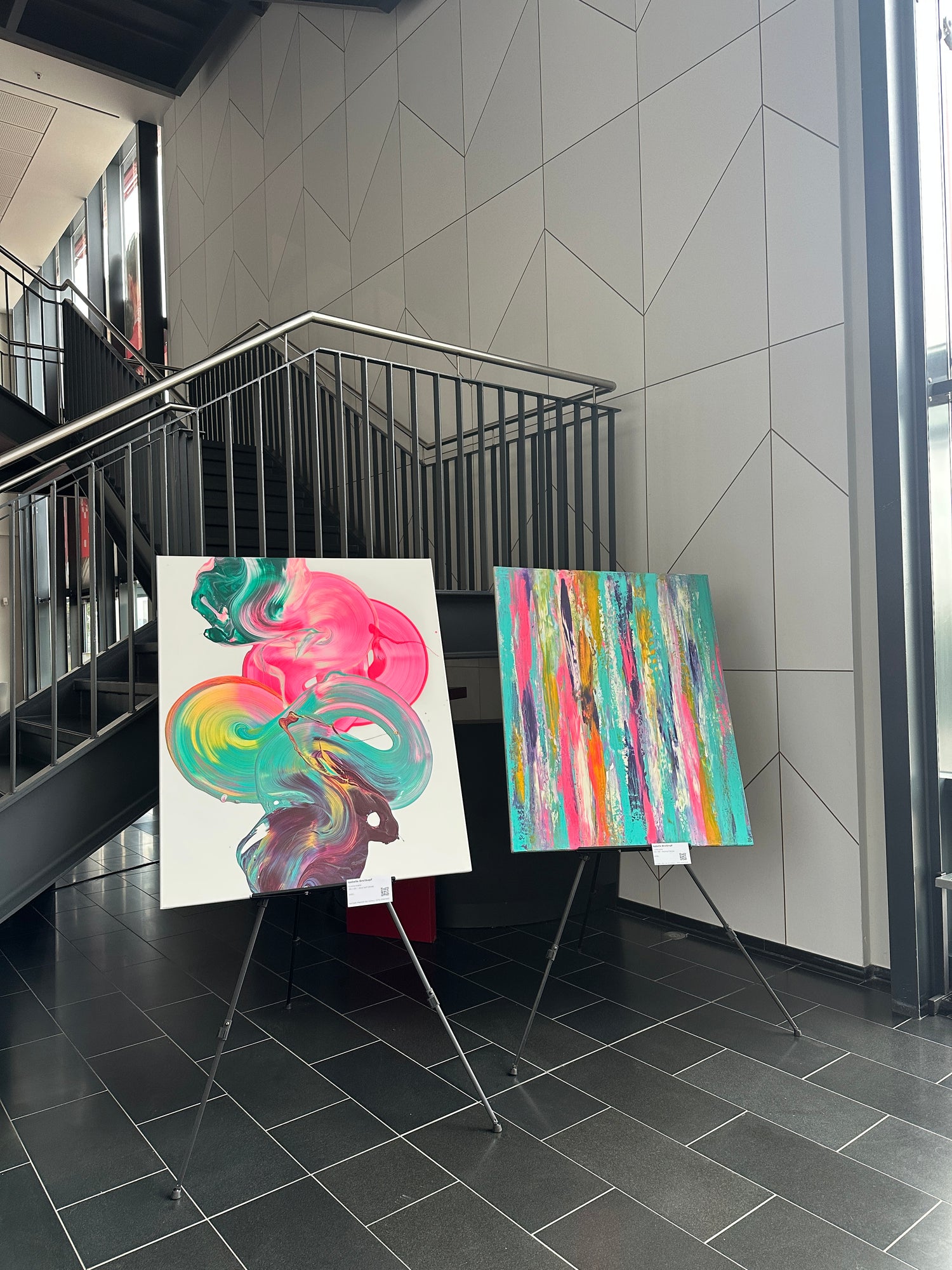 Großformatige abstrakte Kunstwerke von Isabelle Breitkopf mit leuchtenden Farben im VIP-Bereich der MEWA Arena