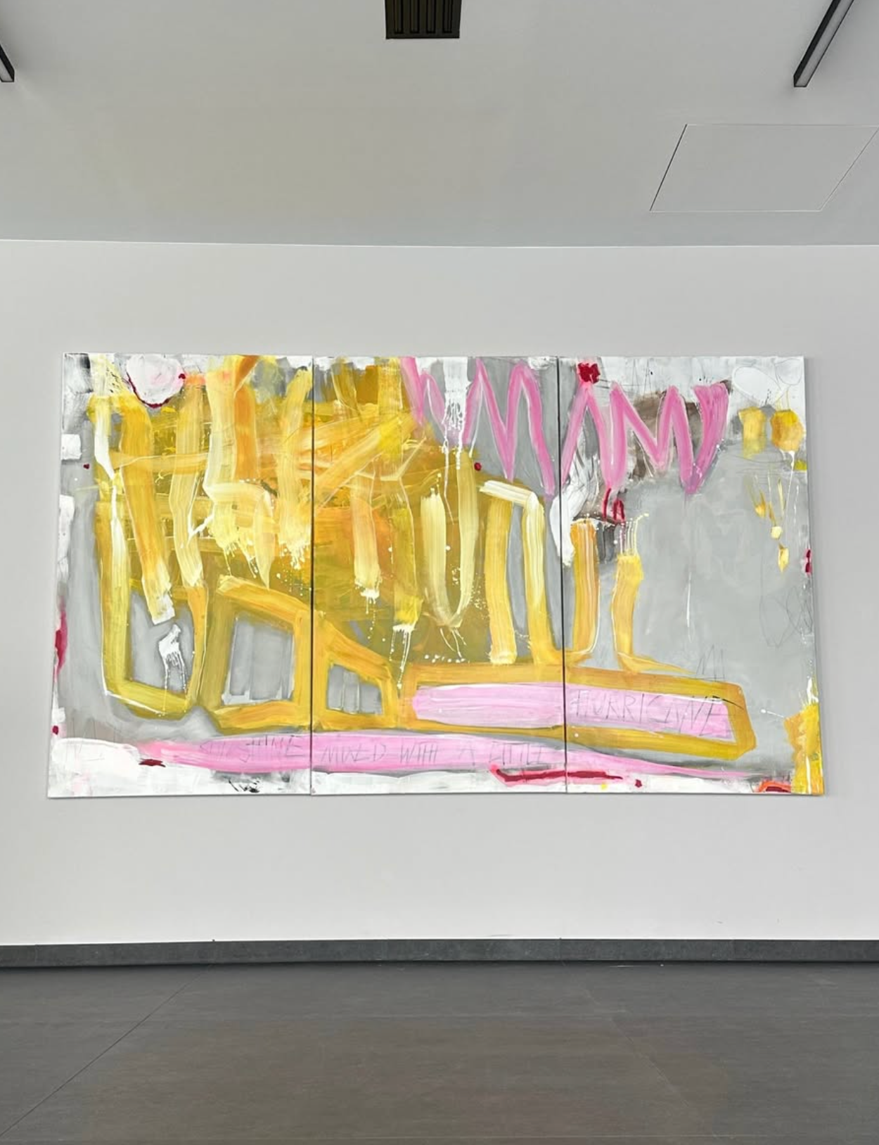 Großformatige abstrakte Malerei von Susanne Kirsch in Gelb-, Rosa- und Grautönen im Hotel Das Affalterbach