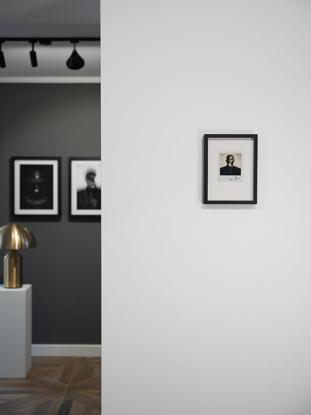 Schwarzweiß Portrait als Original Polaroid von Stefan Gröpper, 2025, gerahmt im HALBE-Magnetrahmen mit Museumsglas