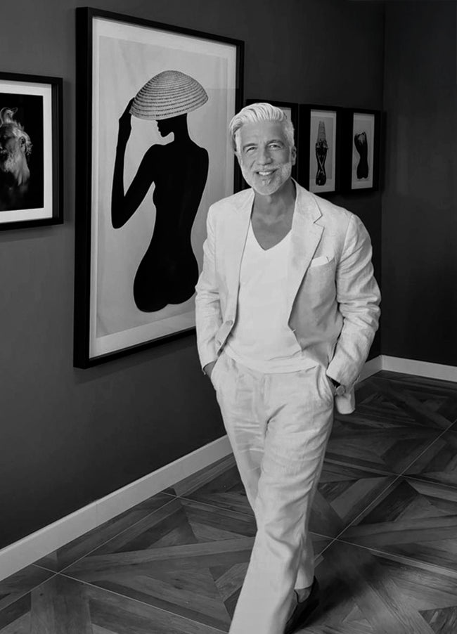 Stefan Gröpper, deutscher Fotograf und Künstler, im Portrait vor seinen Schwarz-Weiß-Arbeiten