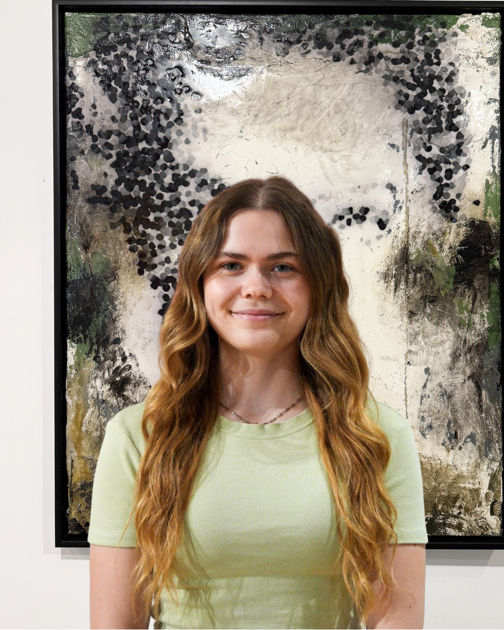 Portrait von Alisa Strauß, Mitarbeiterin der Marniok Art Gallery, vor einem zeitgenössischen Kunstwerk von Thorsten Poersch 