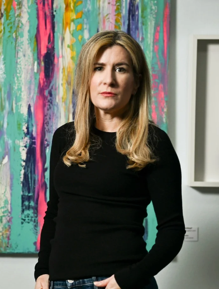 Portrait von Julia Marniok, Gründerin der Marniok Art Gallery in Hochheim am Main, abstrakter Malerei von Isabelle Breitkopf