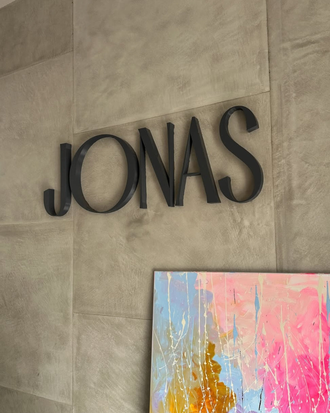 Restaurant JONAS mit ausgestellter zeitgenössischer Kunst der Marniok Art Gallery mit abstrakten Kunstwerk von Isabelle Breitkopf 