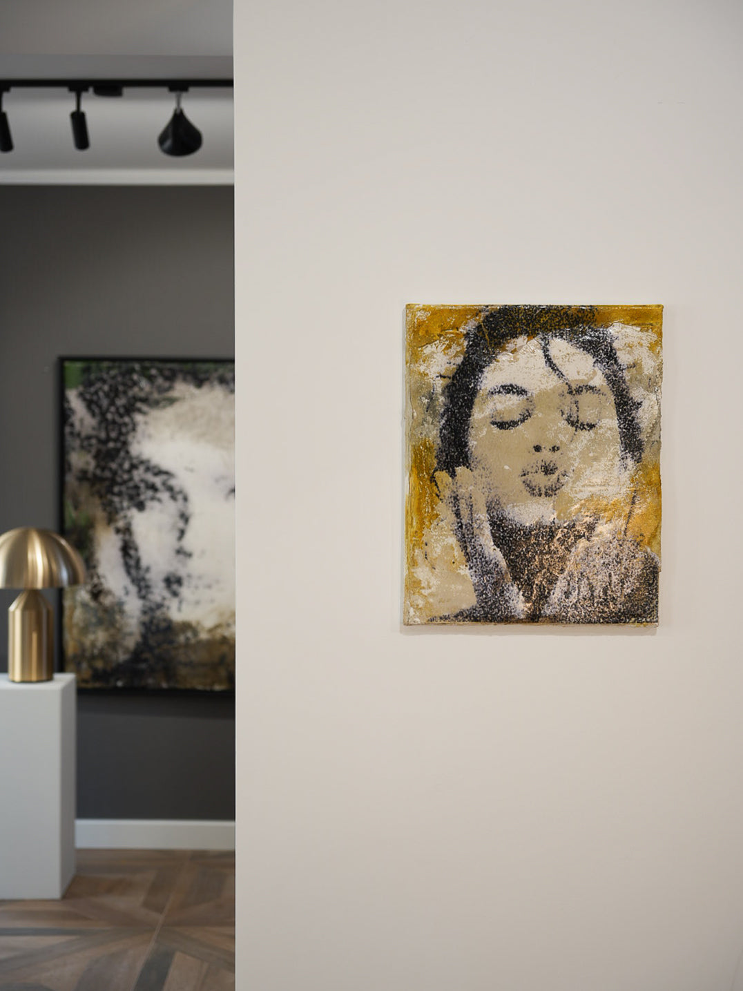 Schönheit & Vergänglichkeit Small M4 von Thorsten Poersch, 2025, Mixed Media auf Canvas, 40 x 50 cm, Portraitarbeit in warmen Gold- und Naturtönen