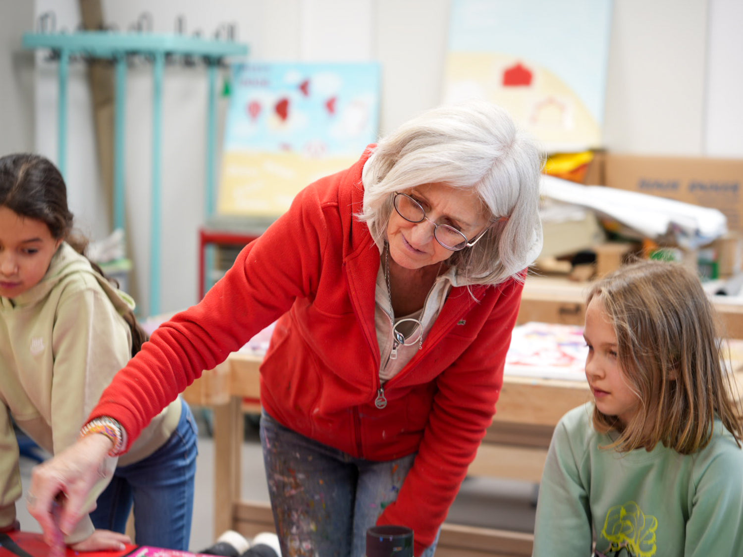 Künstlerin Susanne Kirsch beim Schulprojekt der Marniok Art Gallery in der Weinbergschule, Kunstworkshop mit Kindern