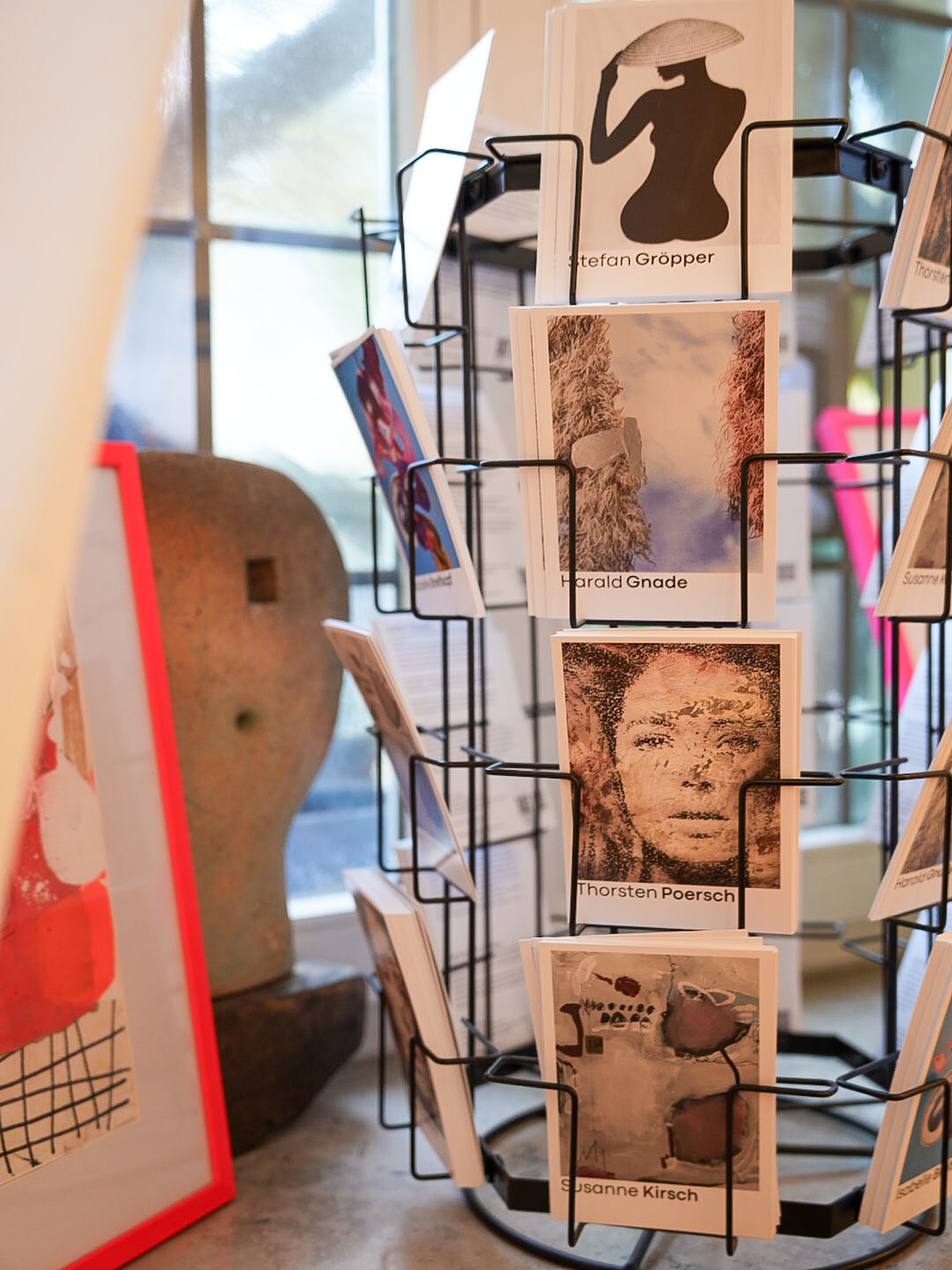 Postkarten und Kunstwerke bei der Veranstaltungsreihe Kunst beim Künstler in Kooperation mit dem Weingut Künstler in Hochheim am Main