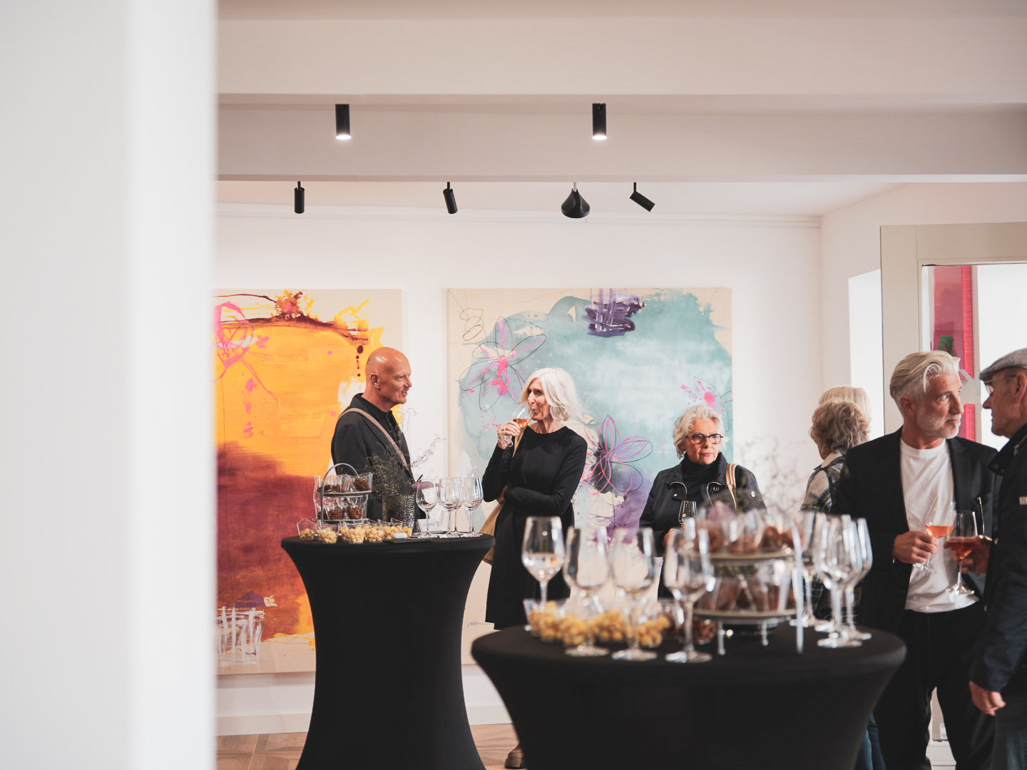 Besucher bei einer Vernissage in der Marniok Art Gallery in Hochheim am Main vor großformatiger abstrakter Malerei von Susanne Kirsch 